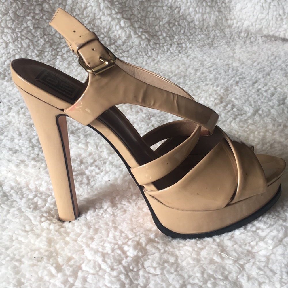 Pour La Victoire Strappy Cream / tan heels